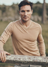 CARAMEL/OAT CONTRAST V-NECK LIGHTWEIGHT FINE KNIT WOOL SWEATER PM-16407