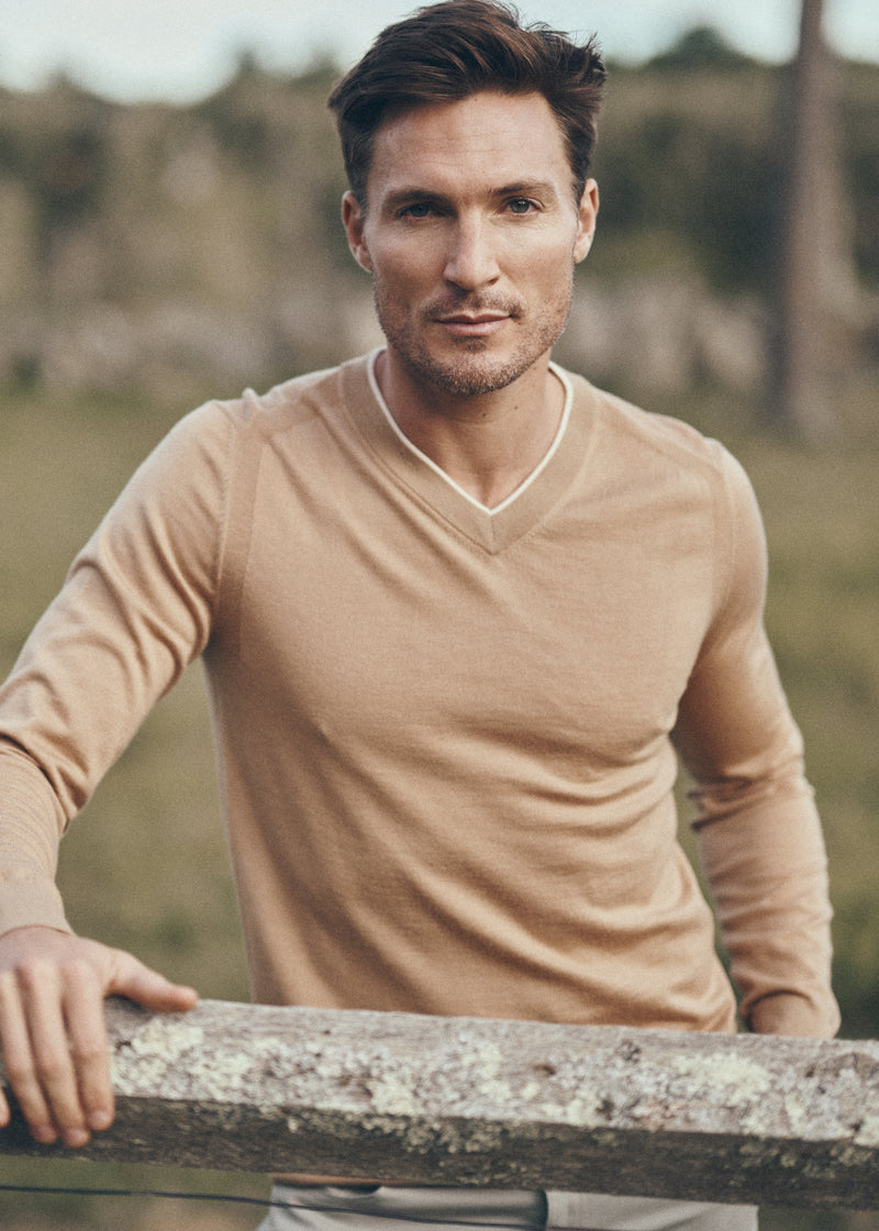 CARAMEL/OAT CONTRAST V-NECK LIGHTWEIGHT FINE KNIT WOOL SWEATER PM-16407