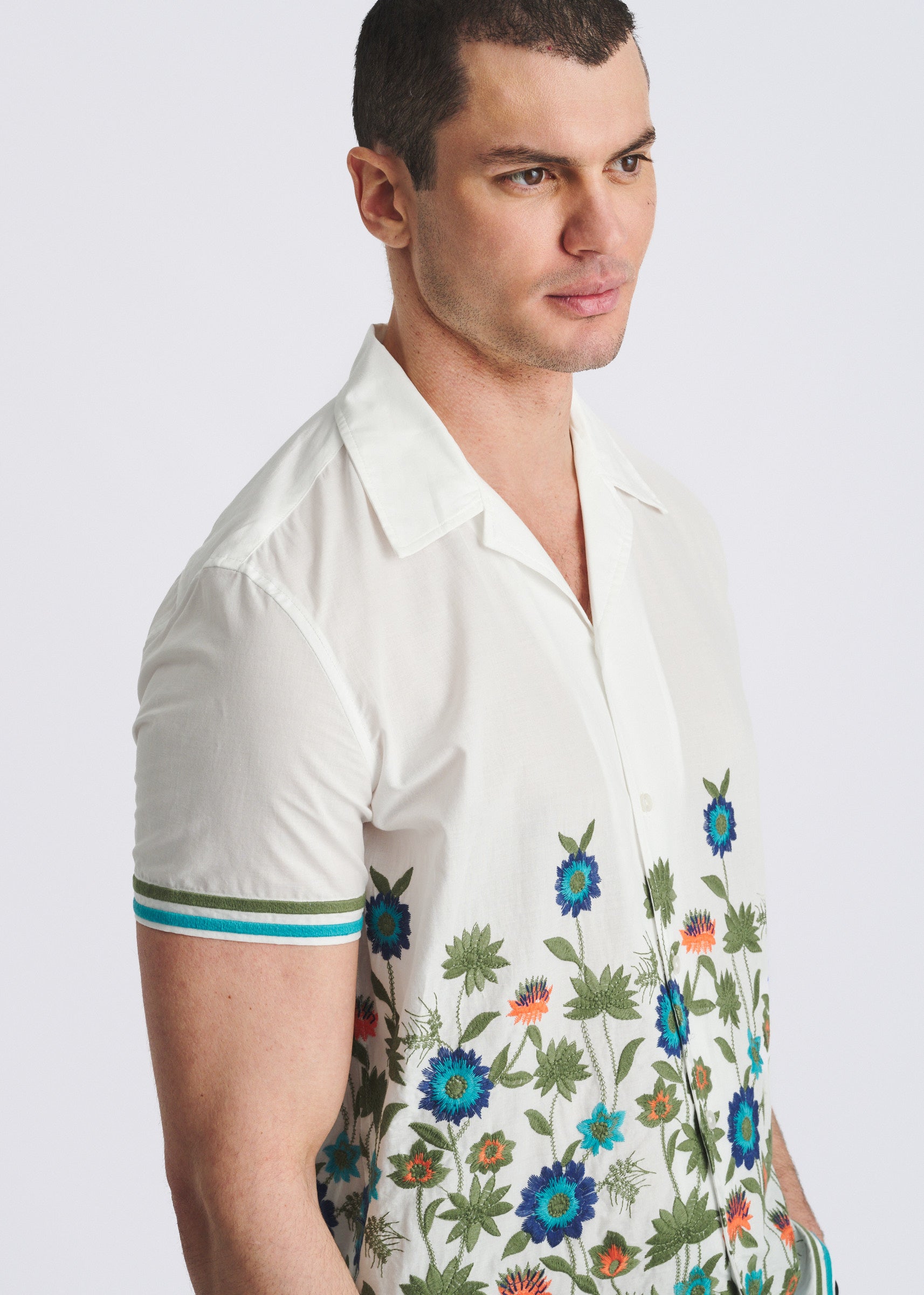 WHITE/MULTI FLORAL EMBROIDERED SHORT SLEEVE WOVEN SHIRT PM-53000-01