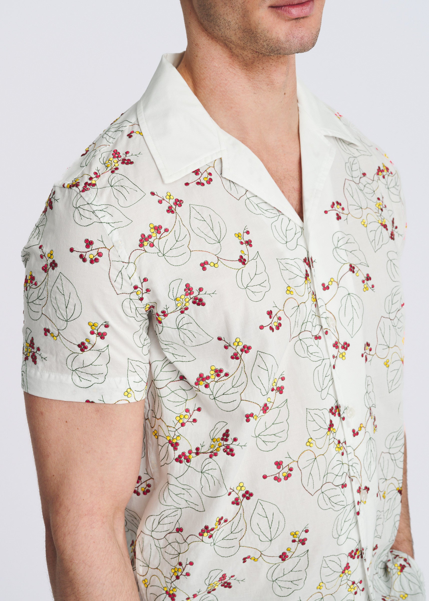 WHITE/MULTI FLORAL EMBROIDERED SHORT SLEEVE WOVEN SHIRT PM-53001